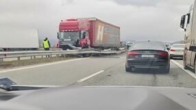 Тир влезе в насрещното и отнесе 100 м мантинела на АМ "Струма", кола се удари в него
