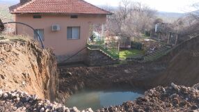 Свлачище затрупа част от имот в с. Варвара и затвори пътя Белово – Велинград