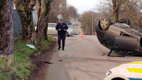 Лек автомобил се обърна по таван в Русе след удар в дърво 