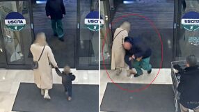 Бездомен румънец опита да отвлече 18-месечно момиченце от майка му (ВИДЕО)