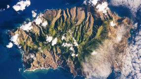 В 21 век остров остана откъснат от света - нито една авиокомпания не лети до там