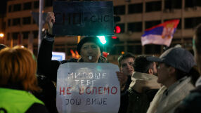 „Виждам, че се готвят да ме бият“: Нов протест в Сърбия с искане за избори. Вучич отмени посещение в Нови Сад