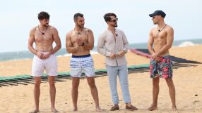 Ергените голи! Показаха мускули и татуировки на плажа (ВИДЕО)