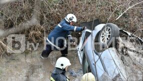 Мъж и жена загинаха след падане на кола в дере край Хасково