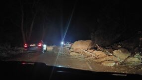 Свлачище блокира двете платна на пътя София - Самоков през Панчарево и образува дълги задръствания (СНИМКИ)