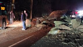 Свлачище блокира двете платна на пътя София - Самоков през Панчарево и образува дълги задръствания (СНИМКИ)