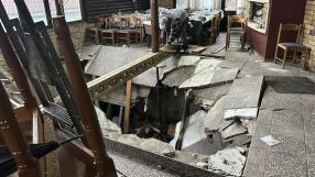 Инцидент с ранени в гръцка таверна: Клиенти пропаднаха с масите и столовете в празно пространство под пода 