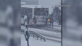 Пътници бутаха автобус на градския транспорт: Защо София осъмна в хаос в събота заради снега?