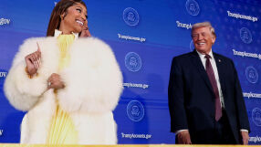 Ники Минаж получи Библия, подписана от Доналд Тръмп