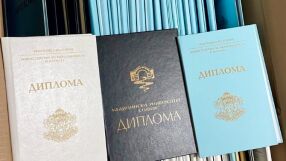 Задържаха мъж за изготвяне на фалшиви дипломи, прокуратурата иска постоянен арест (СНИМКИ)