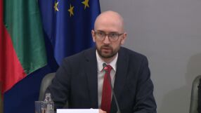 Увеличението от 5% на заплатите в държавния сектор остава и в удължителния бюджет