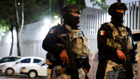 Хаос в Мексико след смъртта на наркобоса Ел Менчо, близо 100 жертви при сблъсъци с полицията  (СНИМКИ))