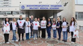 Младежи от БЧК дариха мартеници на пациенти и медици от ВМА