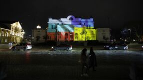 Историческата сграда на парламента беше осветена с цветовете на българския и украинския флаг