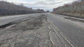 Път, като лунен пейзаж: Ще има ли ремонт и докога хората ще чупят колите си?