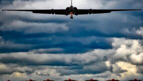 Американски военен самолет се удари в крайпътна бетонна бариера във Филипините