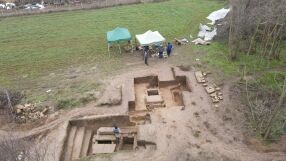 Археолог за открития древен гроб в Свищов: Това е безценно