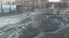 „Малко езеро“: Питейна вода тече повече от 10 дни по улица в Свети Влас 