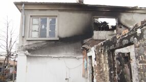 След като мъж и жена обгоряха при пожар в дома си в Сливенско: Призив за помощ за събиране на пари