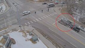 Коли пропаднаха в дупка след срутване на пътната настилка, докато чакат на светофар (ВИДЕО)