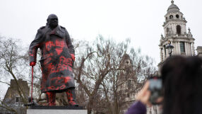 "Свобода за Палестина": Изрисуваха статуята на Чърчил в Лондон (СНИМКИ)