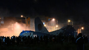 Разпилени пари след трагедия: Военен самолет се разби край столицата на Боливия, има 15 жертви (СНИМКИ)