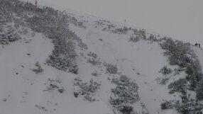 Повишена лавинна опасност днес, скиорите да внимават 