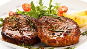 Свински пържоли с мед и бира за трапезата на Ивановден - вкусна празнична вечеря (СНИМКИ)