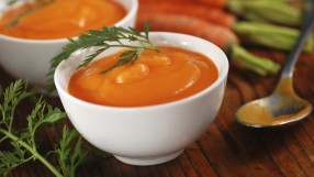 Крем супа с моркови, круши и сусам