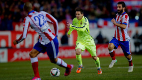 Пълна лудница: Футболист хвърля обувката си по съдията, получава жълт картон (ВИДЕО)