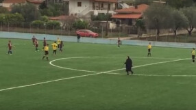 Баба нахлу на детски мач (ВИДЕО)