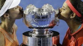 Хингис и Мирза триумфираха в Мелбърн