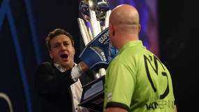 Фен за малко да отмъкне трофея на световното по дартс (ВИДЕО)