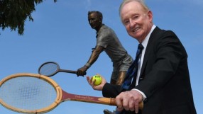 Увековечиха легендата Род Лейвър със статуя (ВИДЕО)