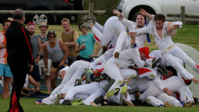 Да играеш ръгби с костюм на Елвис (ВИДЕО)