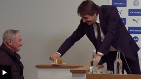 Конте си подслади победата с тортата на журналист (ВИДЕО)