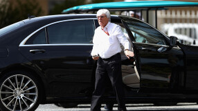 Арестуваха бившия шеф на Формула 1 заради незаконно оръжие 