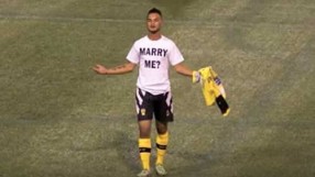 Предложение за брак завърши с... жълт картон (ВИДЕО)