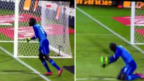 Вратар на Сенегал разсмя света с опита си да забави играта (ВИДЕО)
