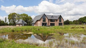 Стърлинг пръсна 3,5 млн. евро за палат (СНИМКИ)