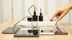 Зареждате телефона си извън дома? Тази USB измама може да ви открадне целия живот