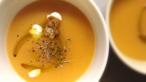 Крем супа с картофи, мащерка и пикантни крутони