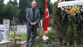 Стоичков се разплака на гроба на Наим (ВИДЕО)