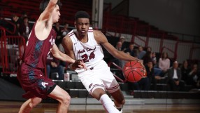 Чадър в баскетбола за малко да завърши с разбита глава (ВИДЕО)