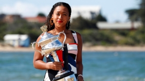 На плаж с шампанско и купа: различната Наоми Осака (ВИДЕО)