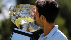 Рекордната седма целувка между Ноле и купата от Мелбърн (ВИДЕО)