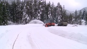 Пуснаха тока в село Мугла, но пътят до селото остава непроходим