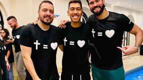 Кръстиха Фирмино в собствения му басейн, Алисон се разплака (ВИДЕО)