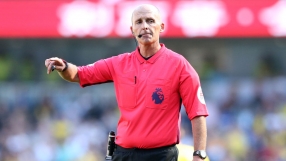 Преди мач 500: Триковете на най-опитния футболен съдия в Англия