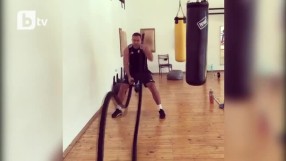 Кобрата тренира с бойни въжета за мача с Джошуа (ВИДЕО)